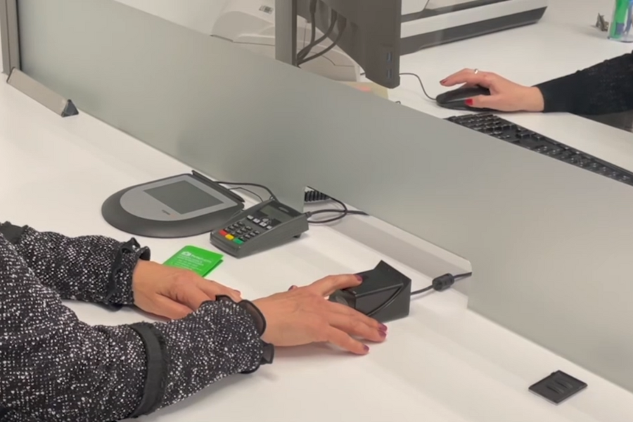 Novo osebno izkaznico boste lahko uporabili tudi za e-storitve. Ob vlogi se odvzameta tudi dva prstna odtisa. Vir slike: Ministrstvo za notranje zadeve RS.