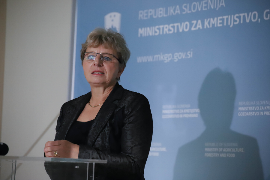 Ministrica Irena Šinko na izjavi za medije, v kateri je predstavila četrti popis maloprodajnih cen. Vir slike: Ministrstvo za kmetijstvo, gozdarstvo in prehrano RS.