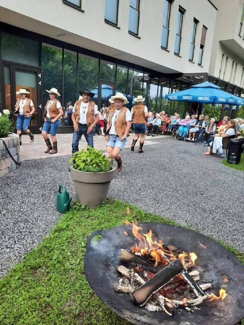 Country plesna skupina Bizonke in bizoni. Vir slike: B&B.