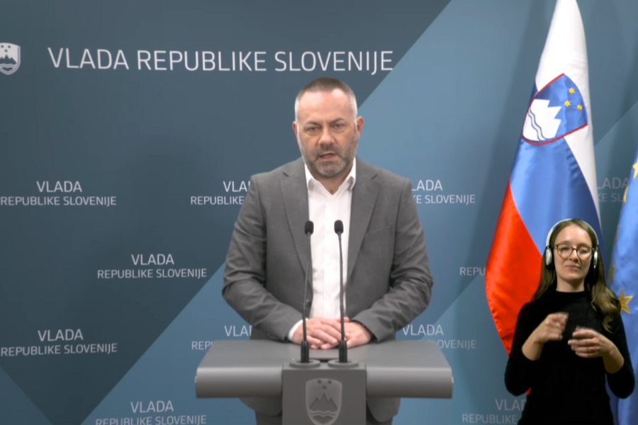 Minister za zdravje Danijel Bešič Loredan med izjavo po seji vlade. Vir slike: Vlada RS.