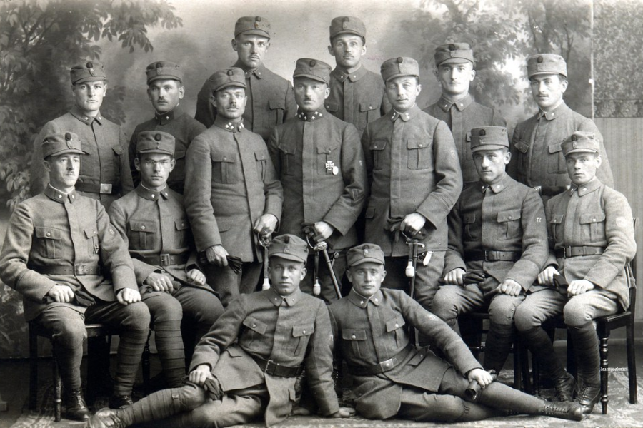 Pripadniki avstrijske vojske v Wahlu okrog leta 1920. Vir slike: drakegoodman, Flickr.