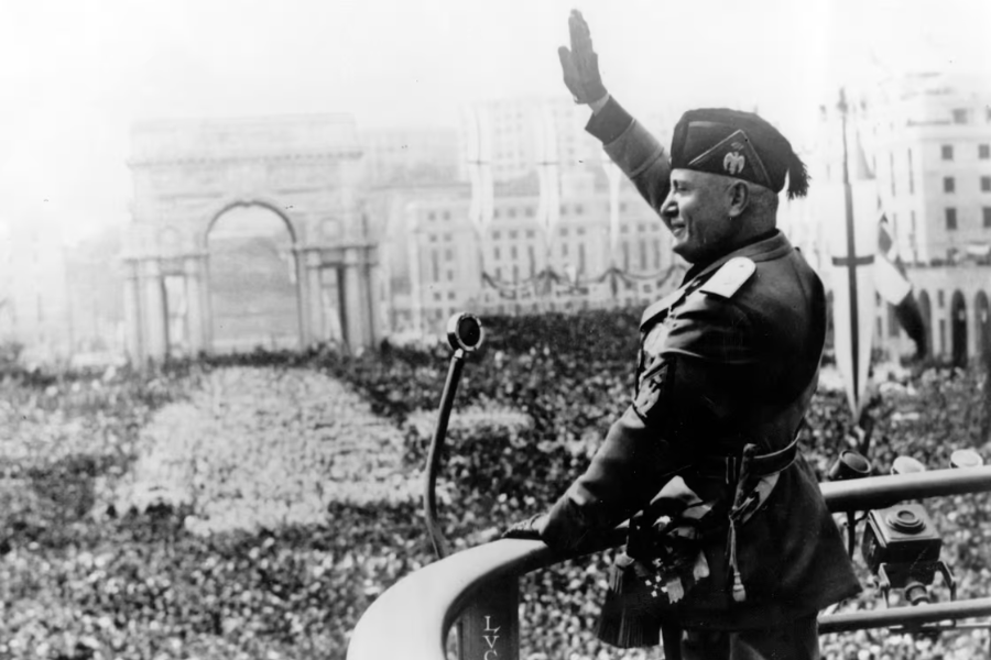 Slovenec je poročal. Italijanski diktator Benito Mussolini med javnim nagovorom. Vir slike: Getty Images.