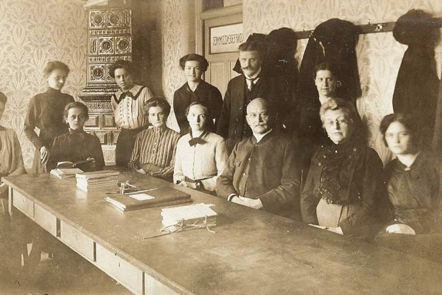Učiteljski kolektiv Dekliške ljudske in meščanske šole v Ptuju. Vir slike: Knjižnica Ivana Potrča Ptuj.