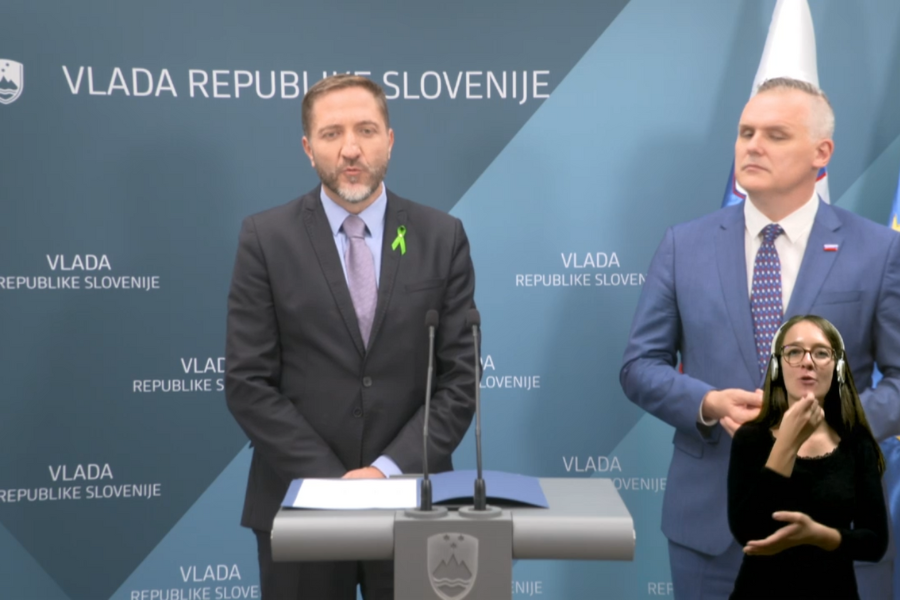 Minister za finance Klemen Boštjančič in minister za infrastrukturo Bojan Kumer. Vlada RS je na seji obravnavala stanje družbe Geoplin, pri kateri je Petrol opozoril na visoka likvidnostna in poslovna tveganja. Vir slike: Vlada RS.