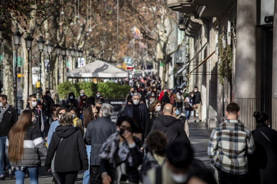 Danski zdravstveni odbor objavil nove smernice, v katerih je covid-19 izenačil z boleznimi, kot je gripa. Vir slike: Bloomberg.