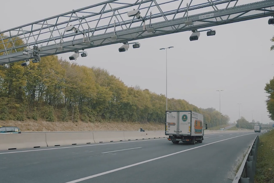 Elektronske vinjete preverjajo posebne kamere, ki prebirajo registrske tablice. Vir slike: Dars, posnetek zaslona.