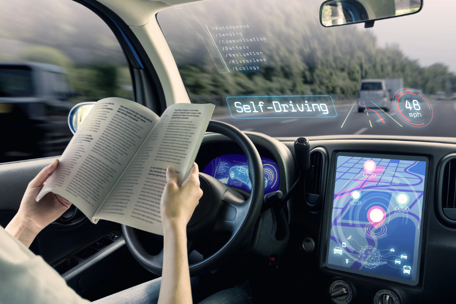 Na avtocestah se testirajo nove tehnologije, ki bodo omogočile prihod samovozečih vozil. Vir slike: Getty Images, iStock.