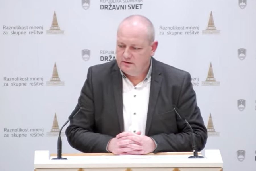 Odložilni veto: Državni svetnik Marko Zidanšek je v obrazložitvi dejal, da sedaj ni pravi čas, da se jemlje ljudem. Vir slike: Youtube kanal DS RS, posnetek zaslona.