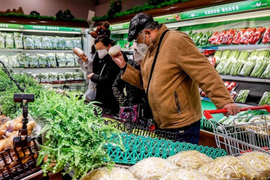 Nakupovanje na Kitajskem po rahljanju ukrepov. Vir slike: Getty images.