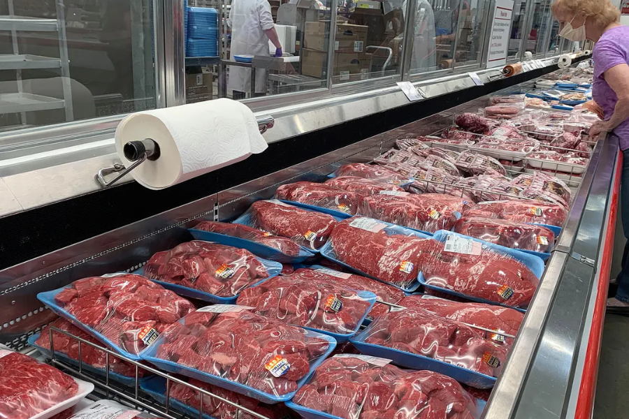 Odkupna cena svinjskega mesa je 2,20 evra na kilogram. Vir slike: EPA.