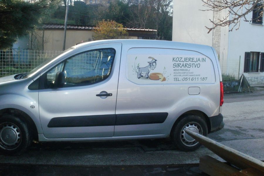 Nunči. Lepo poslikan avto pripomore k prepoznavnosti Kmetije Nunči. Vir slike: VB.