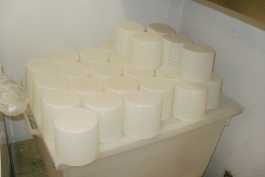 Nunči. Modeli za izdelavo sira so primerno majhni, kar predelava odličnih kozjih sirov zahteva sama po sebi. Vir slike: VB.