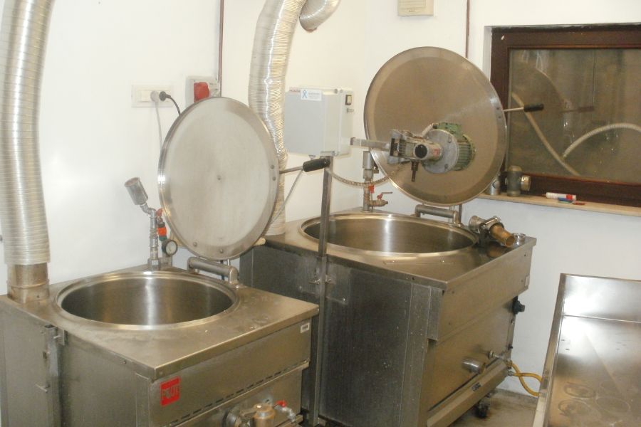 Nunč. V tej sirarni lahko vidimo vrhunsko mlekarsko opremo, ki jo predelava kozjega sira dosledno zahteva. Vir slike: VB.