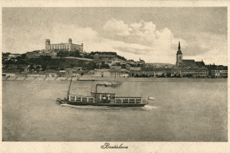 Slovenec. Pogled na Bratislavo z Donave, razglednica iz leta 1923. Vir slike: ResearchGate.