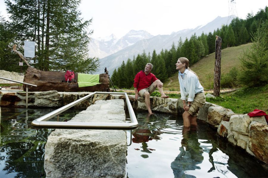 Zdravljenje z vodo. Kneippove zdravilne vodne poti za bosonogo hojo. Vir slike: Swiss Holiday Company.