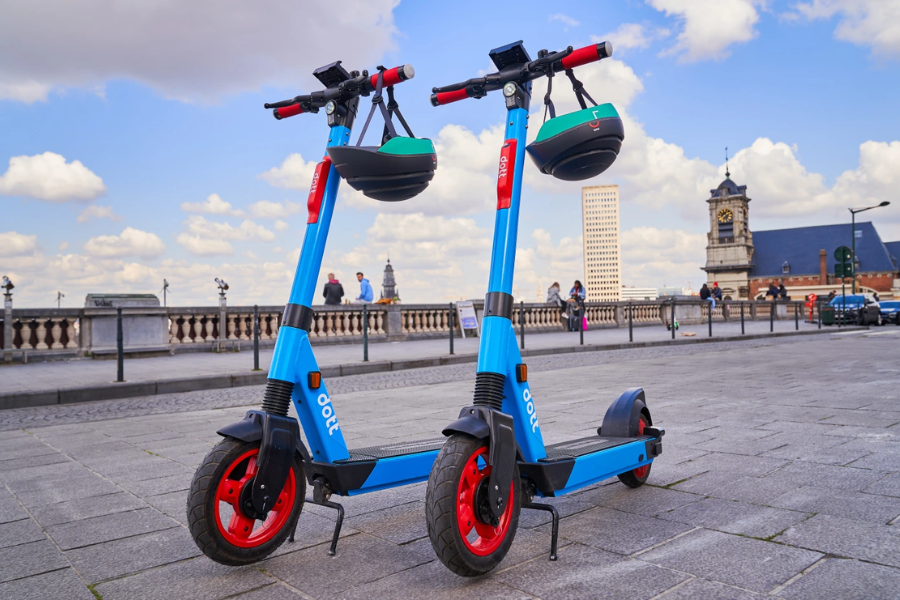V Parizu obstajajo trije ponudniki izposoje električnih skirojev. Vir slike: Dott.