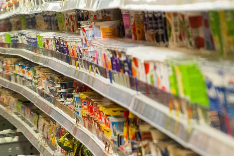 Rast cen. Kategorija hrane, alkohola in tobaka se je podražila za 15,4 odstotka. Vir slike: ERR.