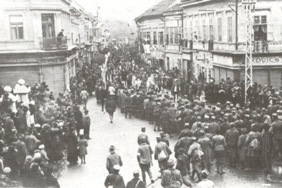 Slovenec. Vstop srbske vojske v Novi Sad leta 1918. Vir slike: Facebook, Stare fotografije Novog Sada.