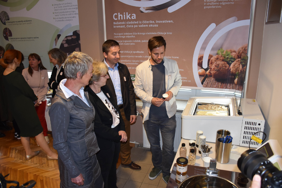 Ministrica Irena Šinko na ogledu aktivnosti v Mini tovarni. Vir slike: Ministrstvo za kmetijstvo, gozdarstvo in prehrano.