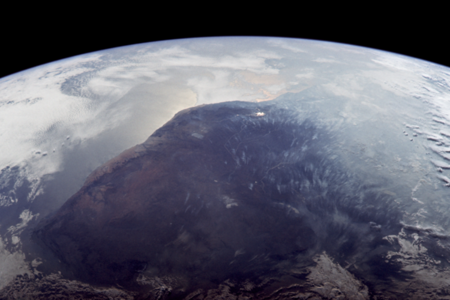Fotografija, ki jo je posadka Apolla 11 posnela na poti domov. Vir slike: NASA.