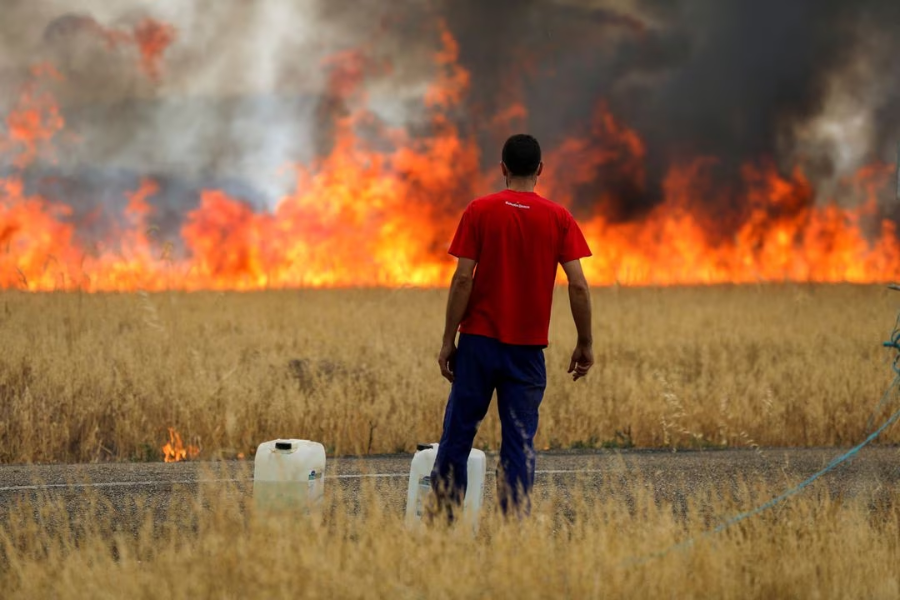 V letu 2023 bi lahko svet doživel rekordno visoke temperature. Fotografija enega izmed požarov, ki so zaznamovali lansko evropsko poletje. Vir slike: Reuters.