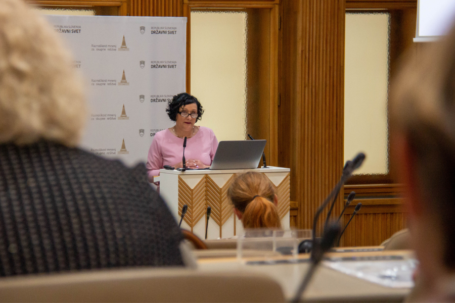Posvet o sodobnih zdravstvenih politikah. Podpredsednica Komisije Državnega sveta za socialno varstvo, delo, zdravstvo in invalide Monika Ažman_vir Benjamin Beci, Fixmedia