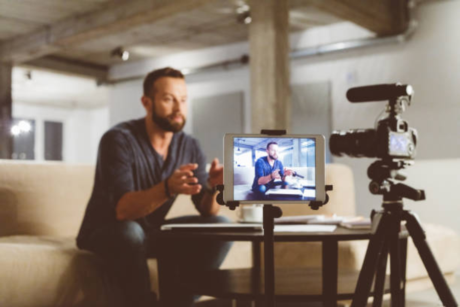 Vplivneži lahko priredijo tudi nagradne igre ali tako imenovan giveaway, kjer se sledilci potegujejo za darila. Vir slike: iStock.
