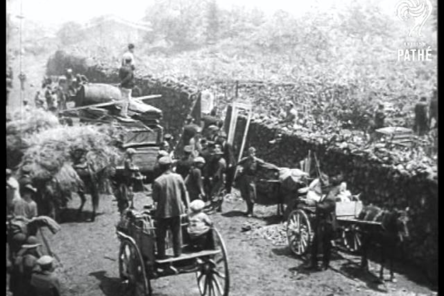 Slovenec: Ljudje so pred tokovi lave bežali z vozovi in peš. Vir slike: British Pathé, Youtube.