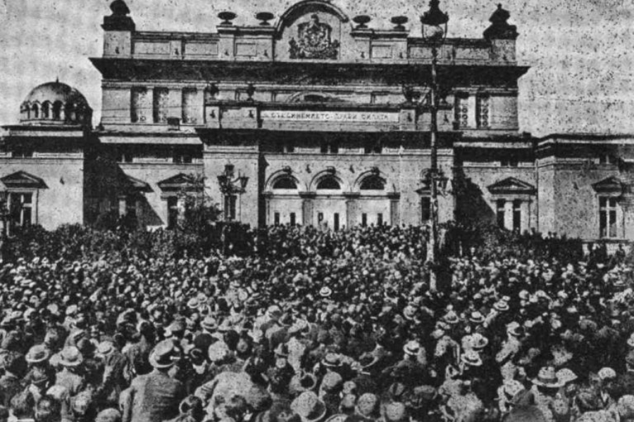 Slovenec. Množica ljudi pred parlamentom v Sofiji, Bolgarija, pred 100 leti. Vir slike: Rositza.