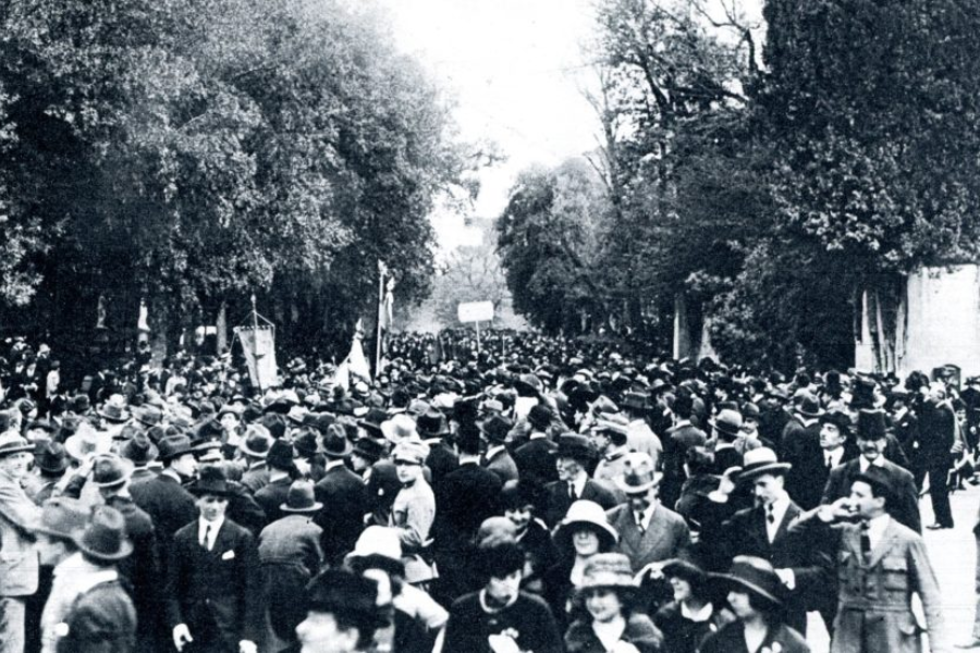 Fašistične skupine med obiskovanjem volišč leta 1921. Vir slike: Life in Italy.