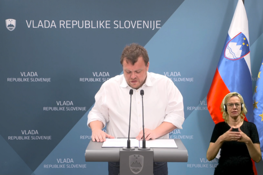 Dolgotrajna oskrba. Minister za solidarno prihodnost Simon Maljevac na novinarski konferenci. Vir slike: Posnetek zaslona.