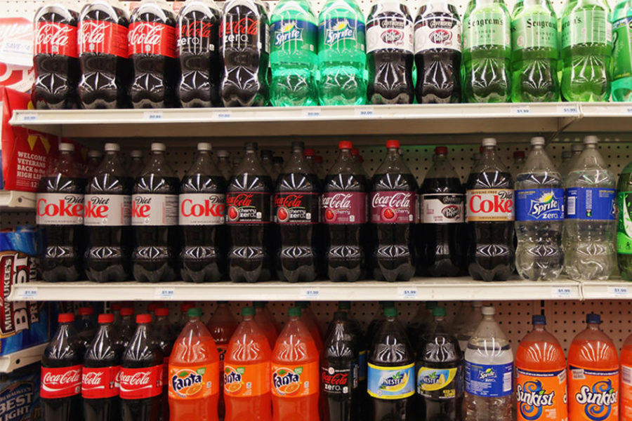 Aspartam je prisoten v veliko nizko kaloričnih gaziranih pijačah. Vir slike: CBS.