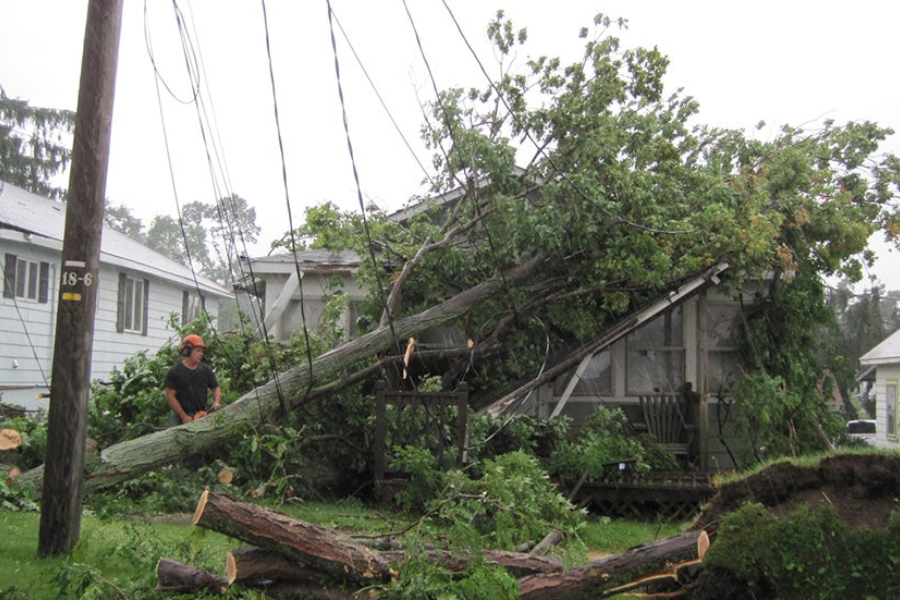Neurja lahko za seboj pustijo hudo razdejanje. Vir slike: The Weather Channel.