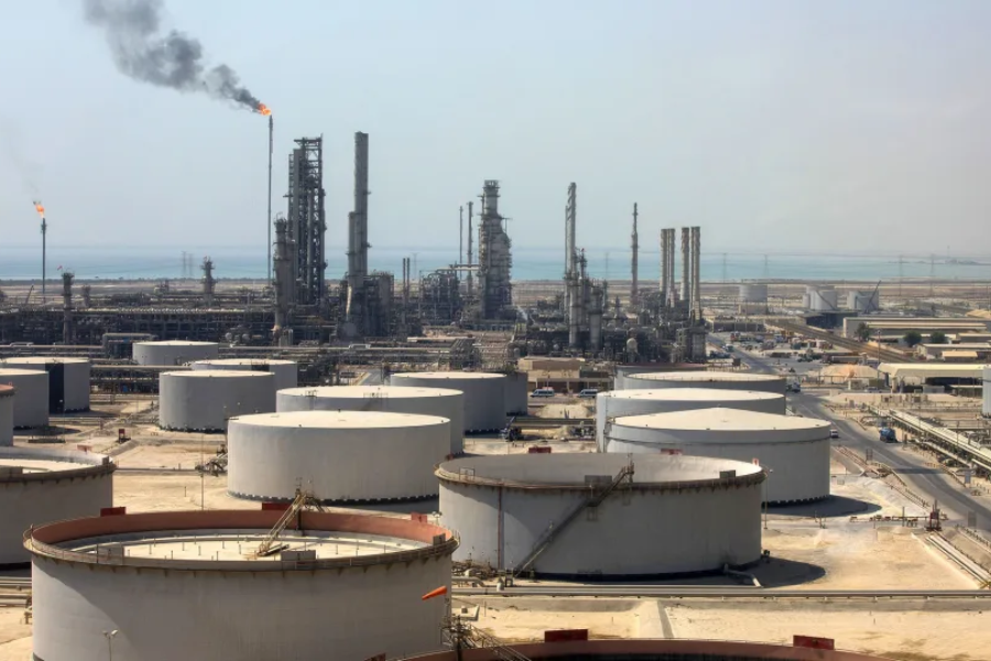 Ob višjih trošarinah višje cene bencina in dizla. Naftna rafinerija in terminal družbe Saudi Aramco v Ras Tanuri v Savdski Arabiji. Vir slike: Getty, Bloomberg.