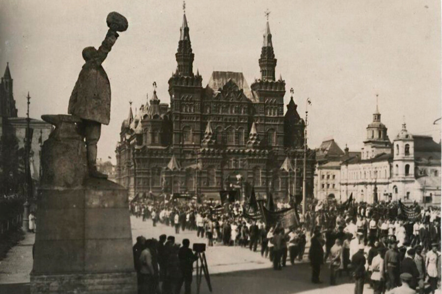 Zadnji čas se v političnih krogih mnogo govori o vpostavi zvez s sovjetsko Rusijo, je pisal Slovenec. Vir slike: Russia Beyond.