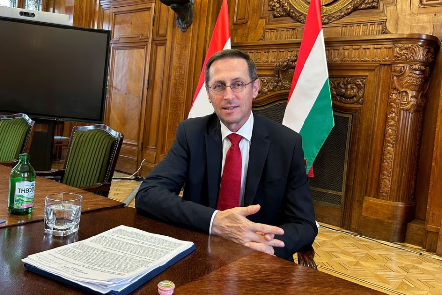 Inflacija v juliju še nekoliko popustila. Madžarski minister za finance Mihaly Varga. Vir slike: Reuters.