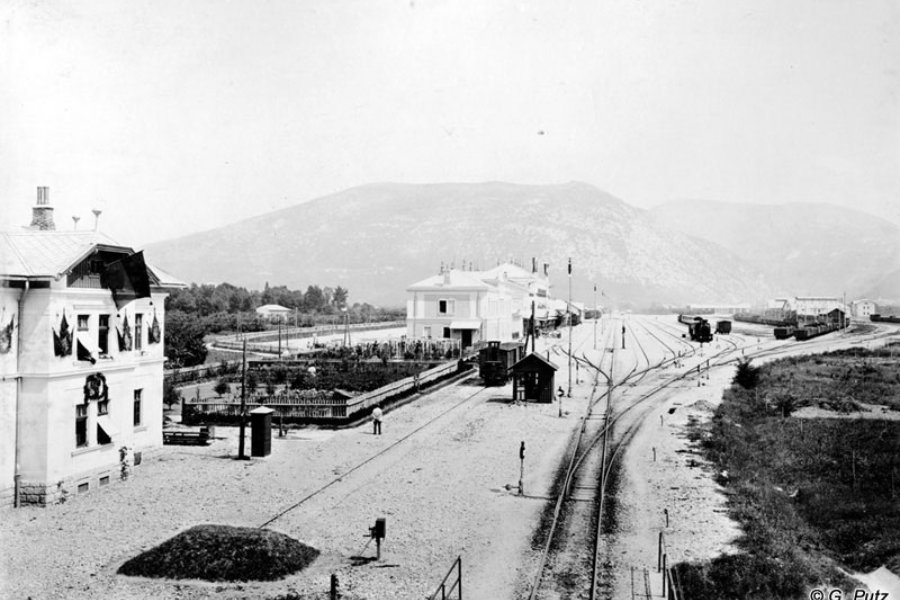 Slovenec. Pogled na plato železniške postaje Gorica. Vir slike: Tolminski muzej.