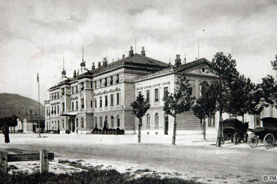Slovenec: Vhodno pročelje železniške postaje Gorica leta 1914. Vir slike: Tolminski muzej.