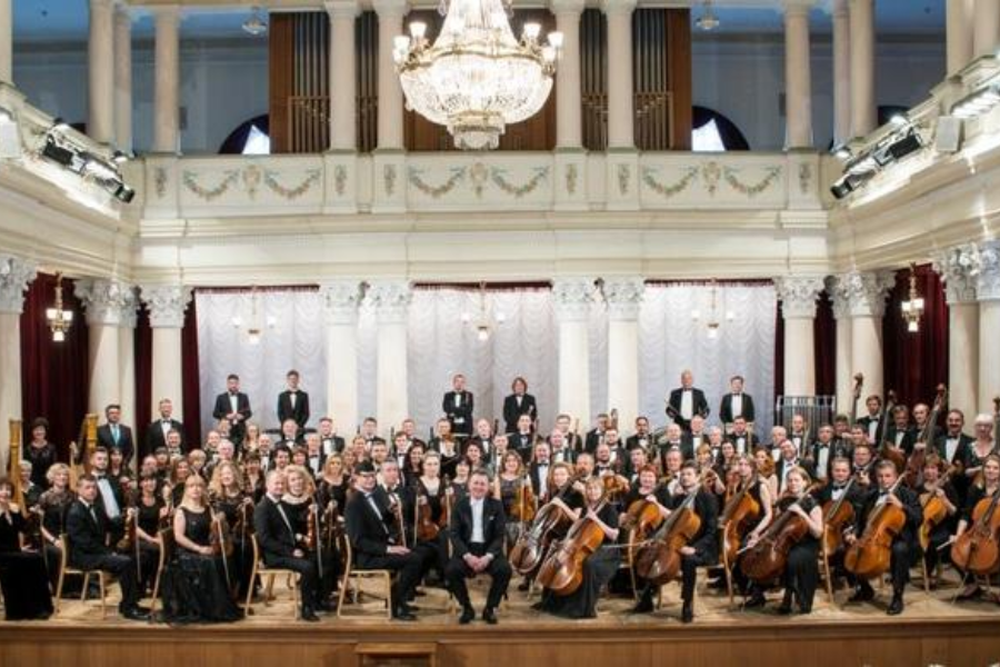 Fotografija 'pravega' Nacionalnega Simfoničnega orkestra Ukrajine. Vir slike: Nacionalni Simfonični orkester Ukrajine.