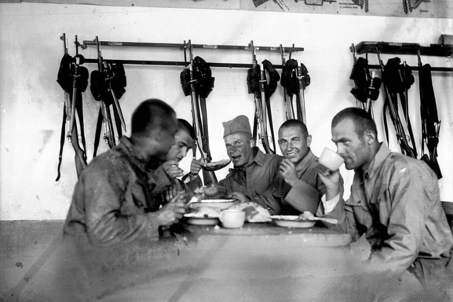 Slovenec. Fotografija jugoslovanskih vojakov med obrokom. Vir slike: Ivanka Gantar, portal Stare slike.
