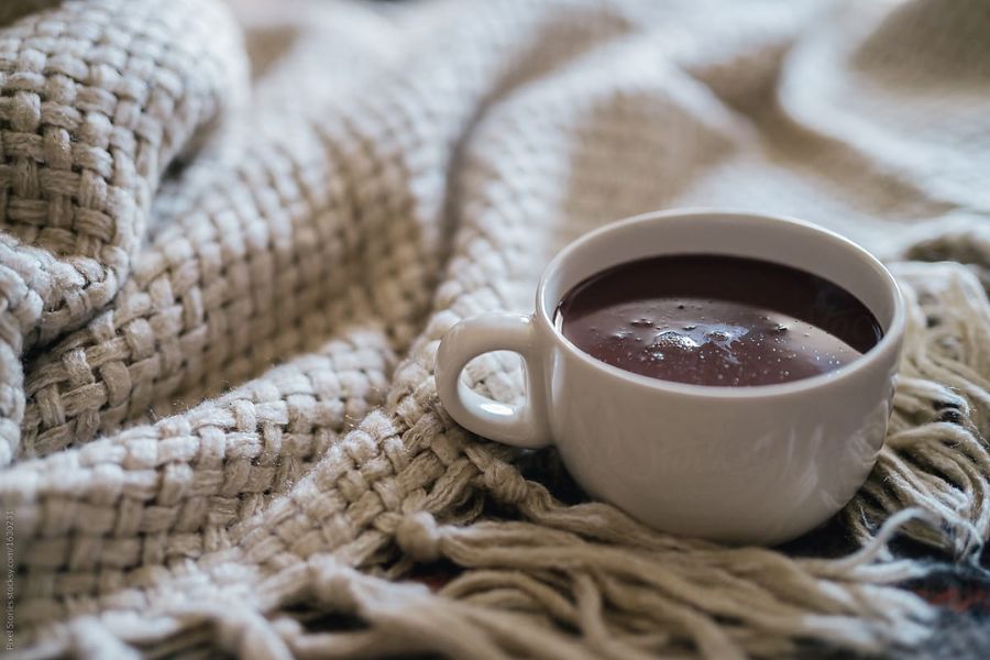 S kakavom do boljšega spanca. Vir slike: Stocksy.