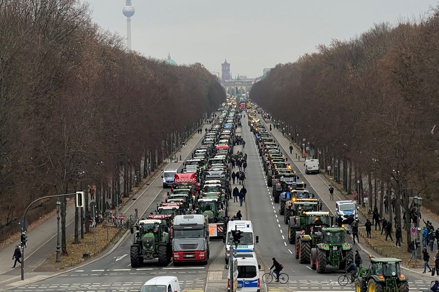 Nemški kmetje s traktorji v Berlinu. Če ti načrti ne bodo umaknjeni, bo prišlo do močnega odpora, svarijo kmetje. Vir slike: Nemško združenje kmetov.