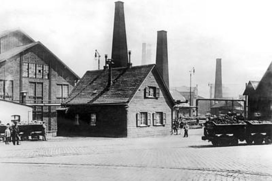 Slovenec. Fotografija tovarne družine Krupp iz leta 1923. Vir slike: Alamy.