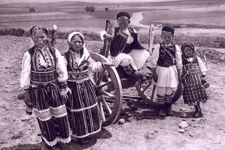 Fotografija nemškega fotografa Kurt Hielscherja, ki je pred 100 leti potoval po Jugoslaviji. Vir slike: Design your trust.