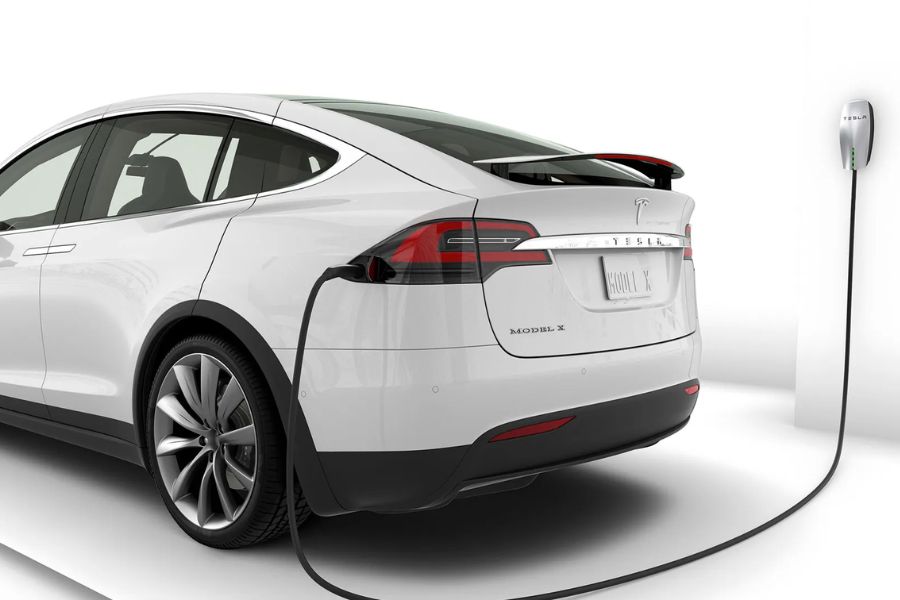 Visoke cene in pomanjkanje polnilne infrastrukture kupce odvračajo električnih vozil. Vir slike: GQ Magazine.