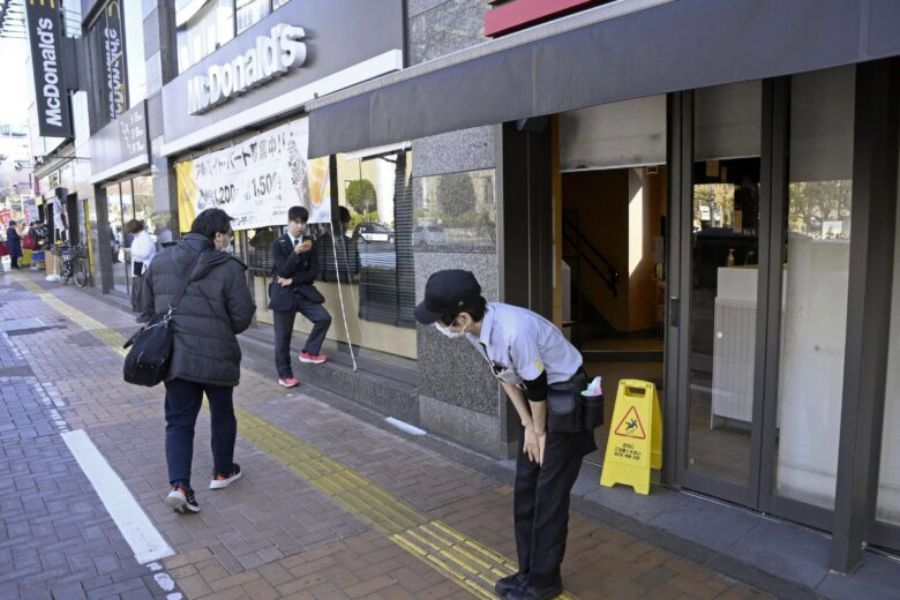 Izpad McDonald's. Mediji so poročali, da so se stranke od Avstralije do Združenega kraljestva pritožile zaradi težav pri naročanju. Vir silke: Japan News