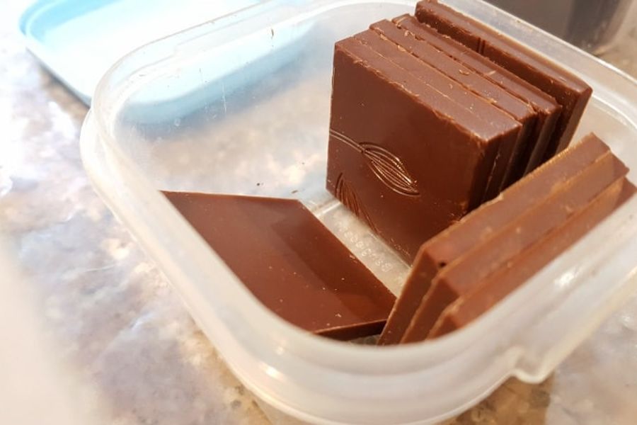 Čokolado zaščitimo pred zunanjimi vplivi. Vir slike: Dame Cacao.