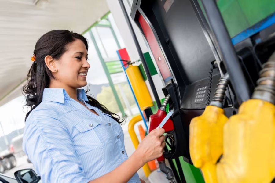 Gorivo, predvsem bencin, bomo točili še nekoliko ceneje. Vir slike: Getty.