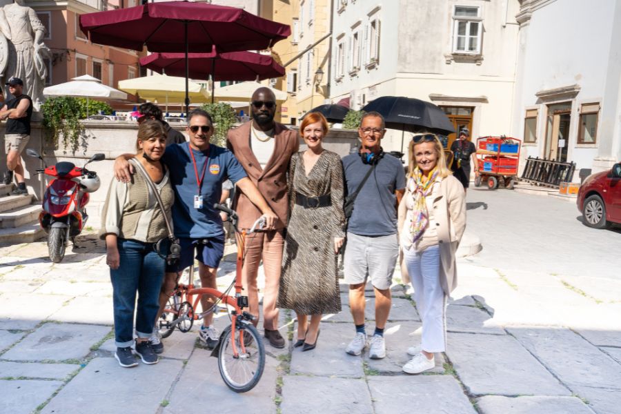 Snemanje v Piranu, v sredini ministrica Asta Vrečko. Vir slike: Christopher Barr, Netflix.