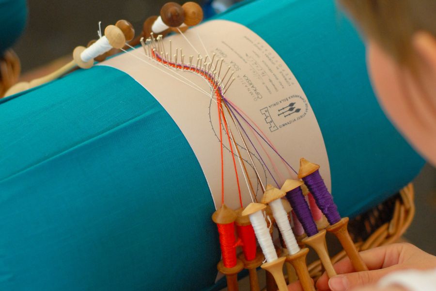 Mlada klekljarica iz Idrije. Vir slike: Jani Peternelj.